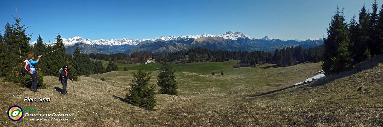 31 Panoramica sul Pianone e verso la Presolana.jpg